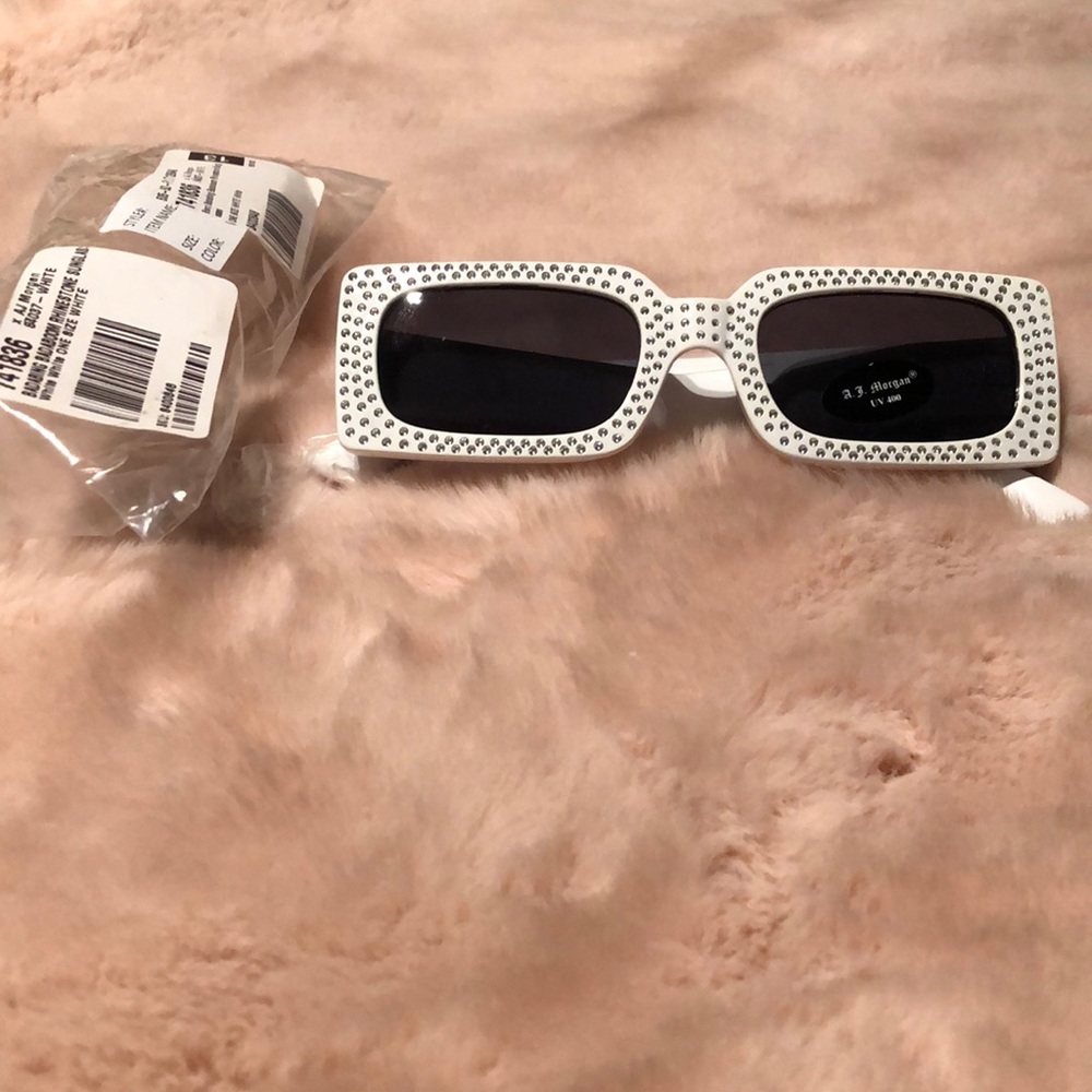 BNWT Dolls kill Rhinestone sunglasses 💍